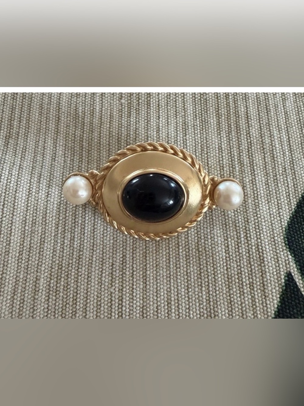 vintage Liz Claiborne gold tone brooch With a rope border And A pin-stem closure